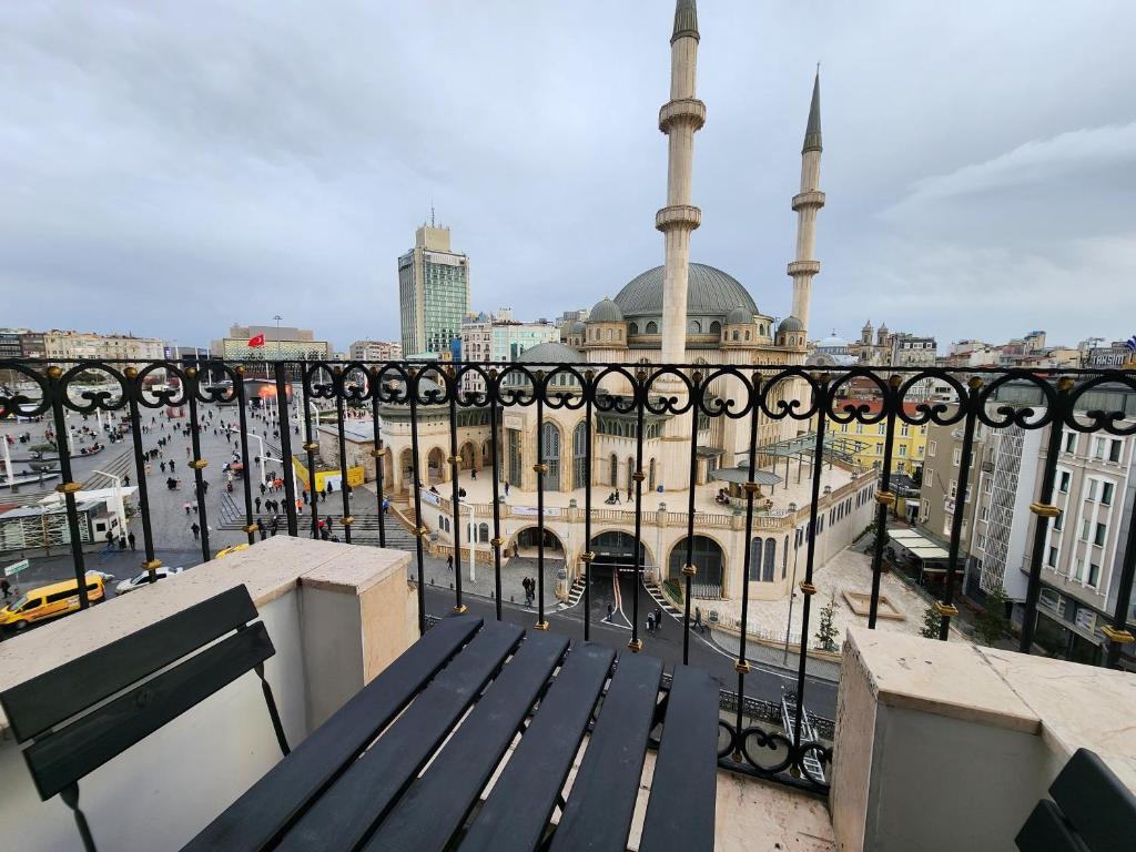 تاكسيم لاند هاوس