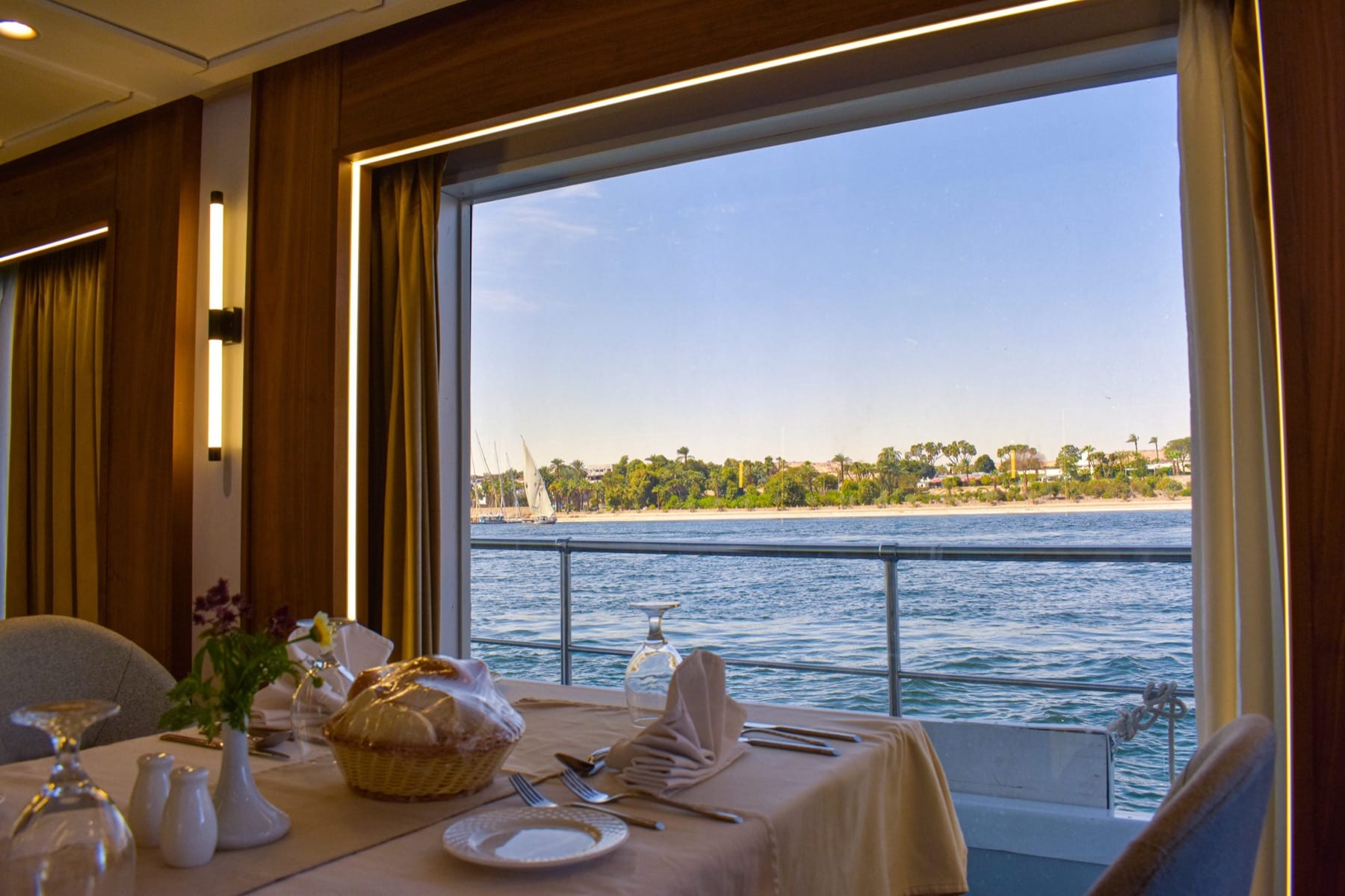 Obelisk - Nile Hotel